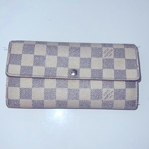ONE DAY SALE $85 authentic Louis Vuitton Damier Sarah wallet
